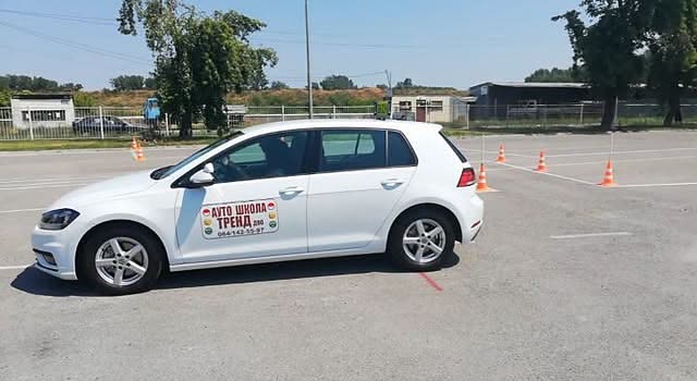 Beli Golf Auto škole Trend na poligonu, između čunjeva.